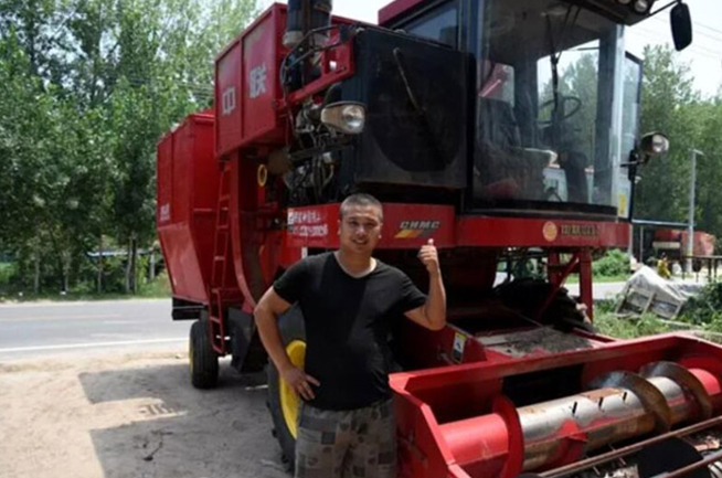 開(kāi)封通許朱先生購(gòu)中聯(lián)收獲4HZJ-2500自走式